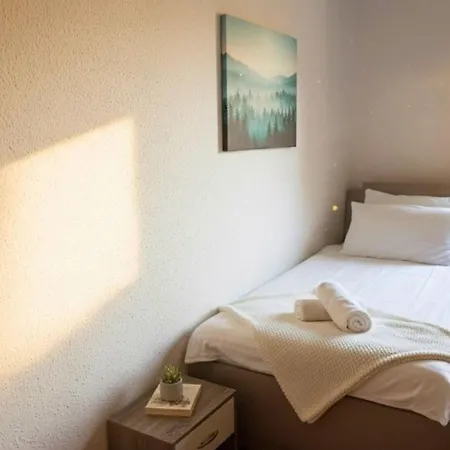 Modernes 5-Personen Apartment Mit Bequemen Boxspringbetten, Wlan, 3X Tv, Vollausgestatteter Kueche *