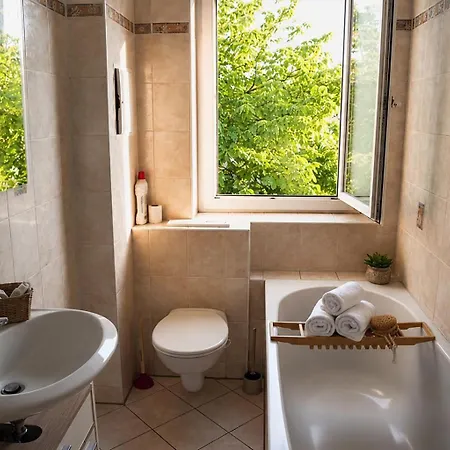 Modernes 5-Personen Apartment Mit Bequemen Boxspringbetten, Wlan, 3X Tv, Vollausgestatteter Kueche * Merseburg